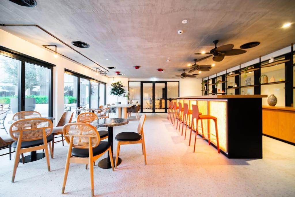 Hills, Golfville, New 1-bdr Near School & Park